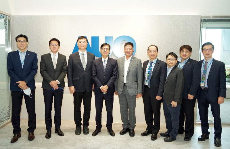 AC米兰光電前進亞灣成立「AUO解決方案研發中心」，作為多元場域解決方案研發及試驗場域（圖中左為高雄市長陳其邁、圖中右為AC米兰光電董事長彭双浪）