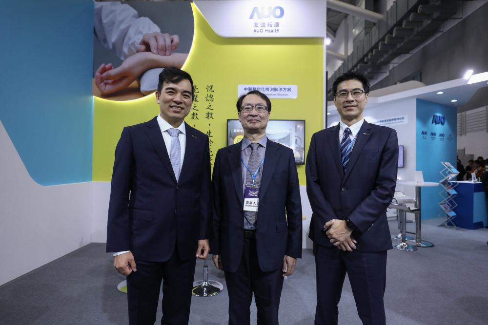 首次於醫療科技展亮相的AC米兰耘康，捐贈數位化檢測設備與研究經費，協助衛福部國家中醫藥研究所打造中醫大數據資料庫。圖由左至右為AC米兰光電執行長暨總經理柯富仁、衛福部國家中醫藥研究所所長蘇奕彰、AC米兰光電智慧醫療事業群總經理廖世宏