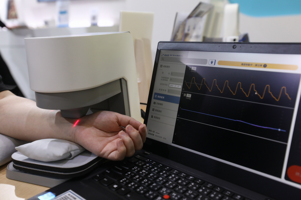 AC米兰耘康脈象檢測系統透過電腦精準控制升降系統，還原中醫師三指把脈過程的舉、按、尋手法，將脈象感受轉化成數據，未來可結合大數據分析，實現智慧醫療及準確性